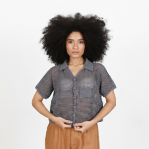 Camisa Feminina em Crochê Artesanal – Botões Frontais e Design Atemporal