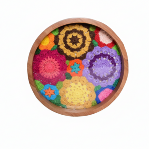 Bandeja em madeira com detalhe em croche